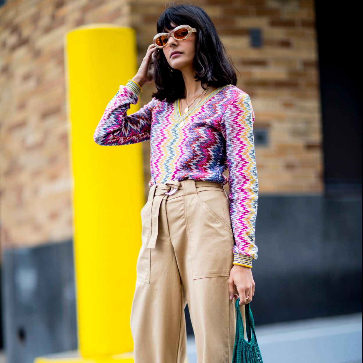 Pincha en la imagen para descubrir cómo combinar los pantalones rosas de Uterqüe que son perfectos porque estilizan