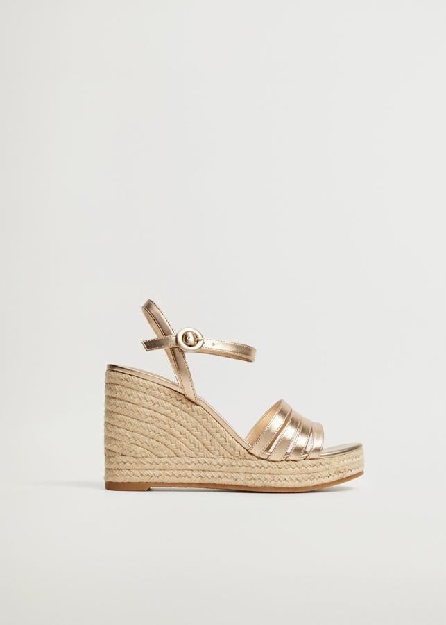 Las alpargatas de cuña también son para la noche, y este modelo en color dorado, serán tus mejores aliadas para ir cómoda y sofisticada en tus citas de verano más especiales. Precio: 39.99 euros en Mango.