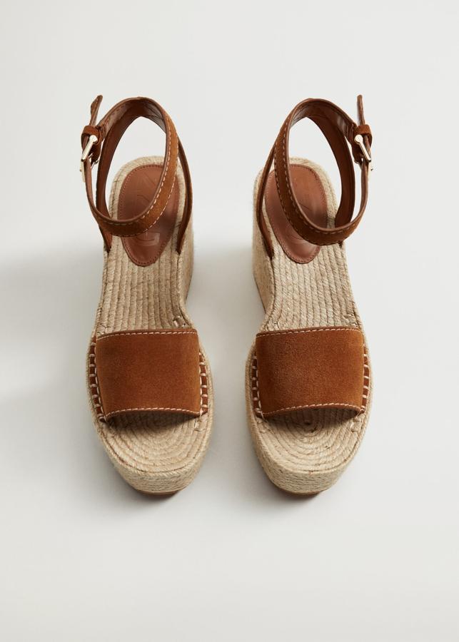 Estas sandalias de cuña de esparto en color marrón son perfectas porque, además de muy cómodas, combinan con todos tus looks de verano. Cuestan 39.99 euros en Mango.