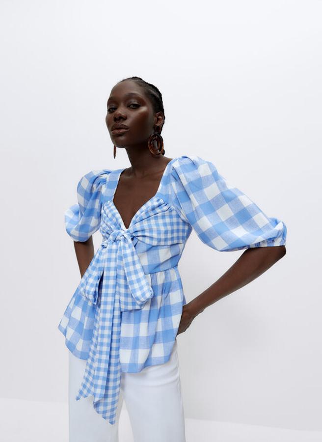 Blusa cruzada con estampado de cuadros en tonos azules de Uterqüe (69,99 euros)