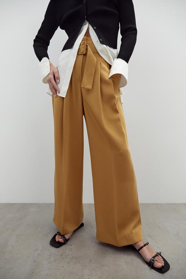 De perneras amplias, con pinzas frontales y cinturón con hebilla a tono, este pantalón recto en color camel ha pasado de 35,99 euros a 19,99 euros y está disponible entre las tallas 36 y 42. 