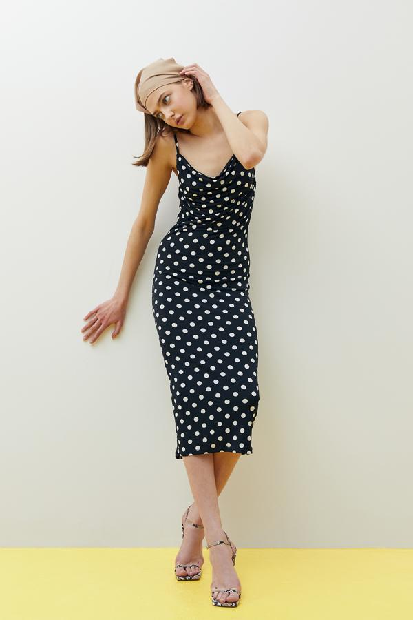 Con escote drapeado en verde turquesa, manga sisa y falda negra con abertura delantera por encima de la rodilla, este vestido costaba 25,99 euros y ahora podemos encontrarlo por 19,99 euros en las tallas S, M y L. 