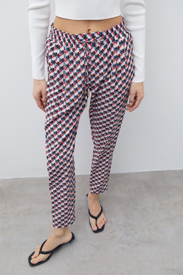 Diseño estampado en varios tonos y prints, de flores o geométrico, para este pantalón fluido de cintura elástica y cierre con cordones. De 19,99 euros ha pasado a costar 15,99 euros y algunos modelos podemos encontrarlos entre las tallas S y XL. 