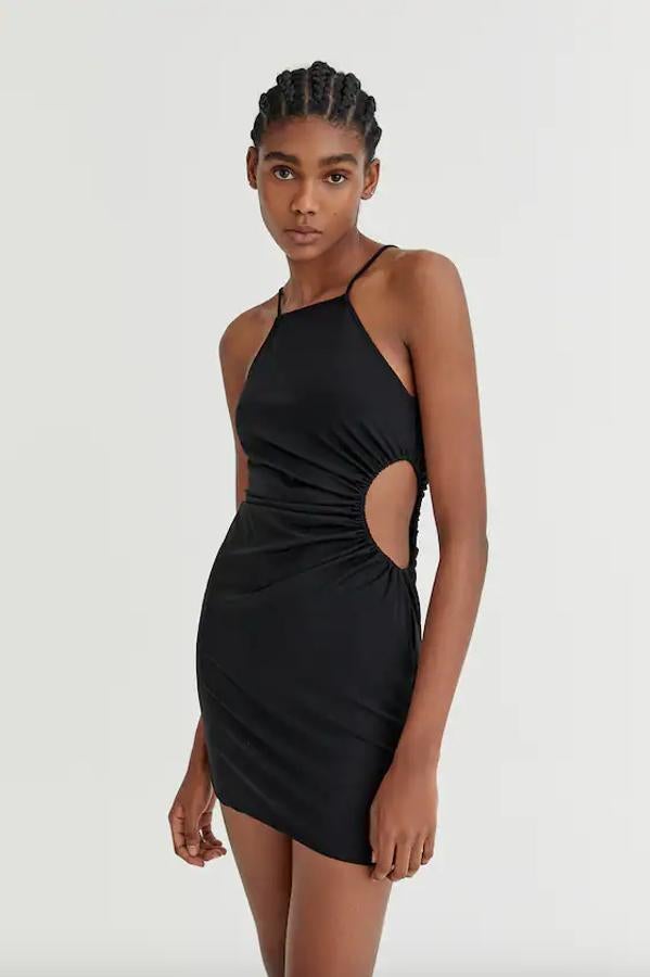 Con detalle cut out en un lateral a la altura de la cintura, este vestido corto de tirantes finos y diseño ajustado viene con escote recto y en color negro. Disponible entre las tallas XS y XL, cuesta 19,99 euros. 