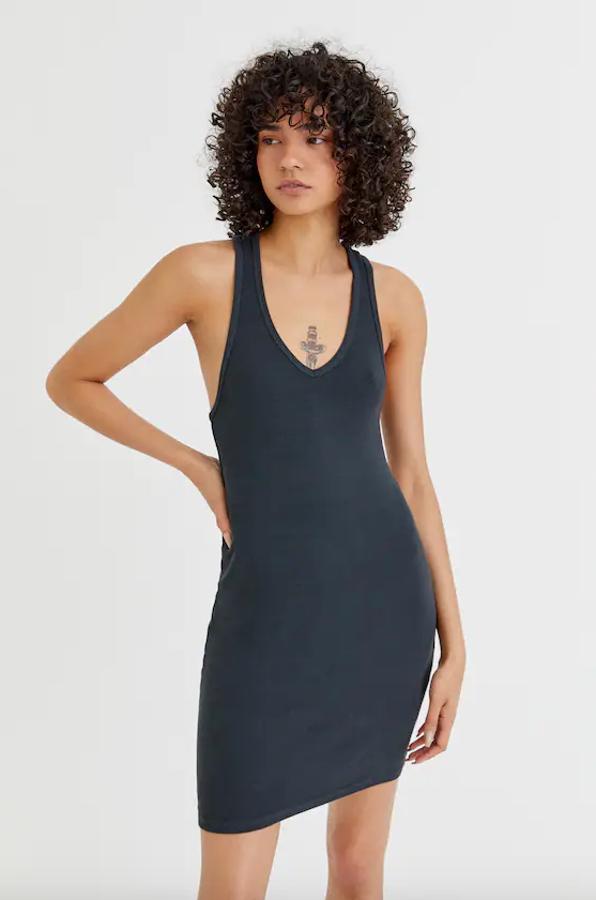 Disponible en gris antracita, verde manzana y lila, este vestido de espalda de nadadora, tirantes medios y escote de pico está confeccionado en algodón y cuesta 9,99 euros. Está disponible entre las tallas XS y XL. 