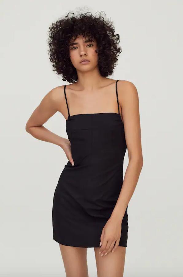 Dentro de la colección edición limitada de la firma hemos encontrado este vestido mini negro con escote recto y detalle de frunce que viene con tirantes finos y espalda al aire. Cuesta 19,99 euros y podemos encontrarlo entre las tallas XS y L. 