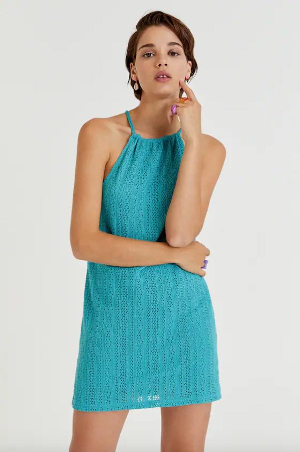 En color turquesa, con diseños calados y cuello halter, este precioso vestido corto con forro interior es perfecto para cualquier momento del día y podemos encontrarlo entre las tallas XS y XL por 22,99 euros. 