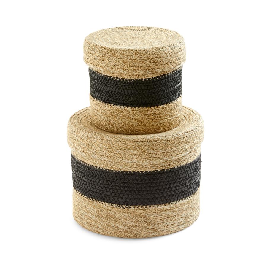 Si necesitas más cajas en la zona de la terraza, apuesta por unas como estas de mimbre. Este set de dos cajas cuesta en Primark Home 10 euros.