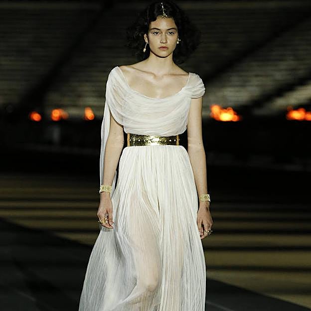 Imagen principal - El blanco fue el color de arranque de un desfile que tuvo casi un centenar de salidas y que homenajeaba a la cultura clásica griega