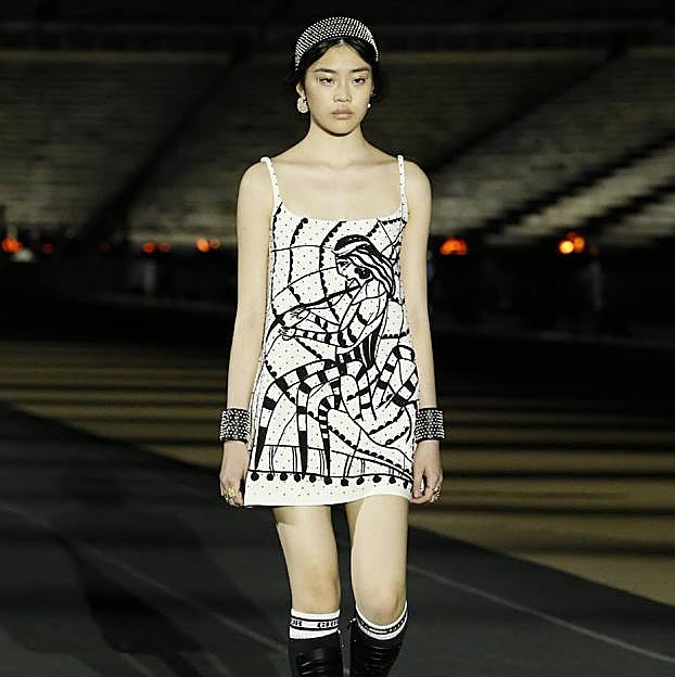 Imagen principal - Los bordados de inspiración griega destacaron sobre algunos de los vestidos del desfile de Crucero 2022 de Dior