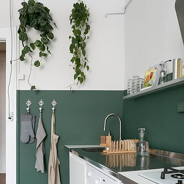 Cocina en verde y blanco con efecto 'half-painted'