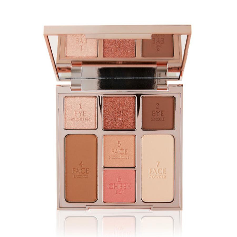 Instant Look of Love de Charlotte Tilbury es una paleta de maquillajefácil de usar en dorado bronce perfecta para lograr una mirada resplandeciente, unas mejillas sonrosadas y un cutis terso y perfecto de estilo aerografiado. Cuesta 69 euros.