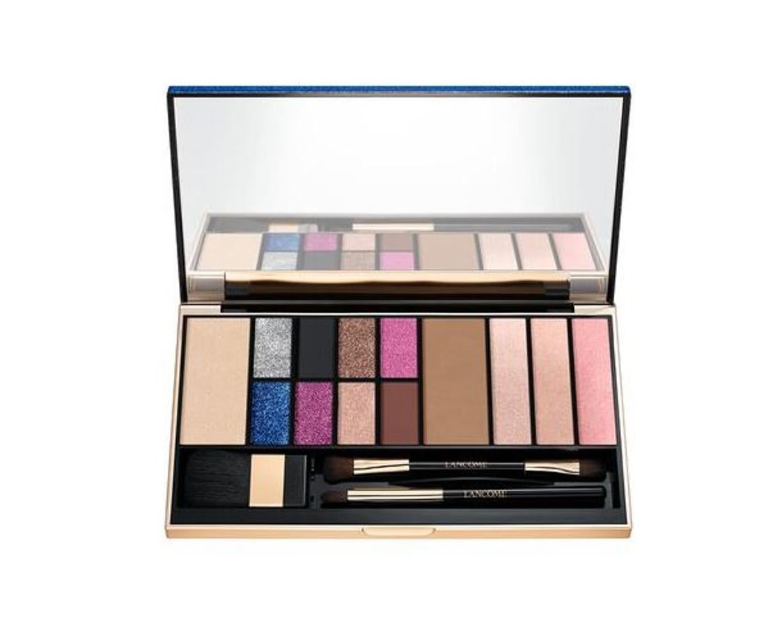 La paleta de Lancôme exclusiva diseñada por Chiara Ferragni incluye una pre-base de sombras de ojos para un look a prueba de todo, una sombra de ojos azul electrizante para ser el centro de todas la miradas, 6 sombras de ojos glitter para triunfar con tu look, una sombra de ojos con acabado mate para intensificar tu mirada, polvos de sol para un efecto buena cara inmediato, dos iluminadores y un colorete para realzar y aportar luminosidad al rostro. Cuesta 45,50 euros.