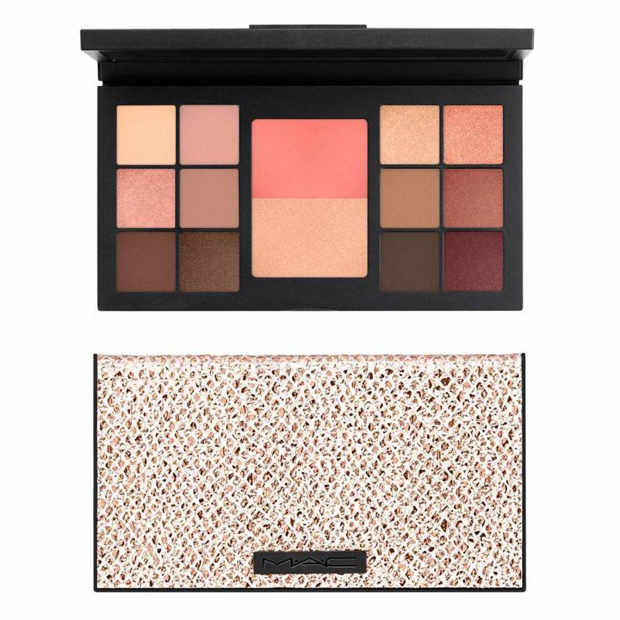 La paleta de Sombras y Rostro Warm Palette Eye and Face de MAC contiene una sombra de ojos en diferentes tonos neutros muy ponibles, iluminador y colorete para un rubor inmediato y efecto buena cara.