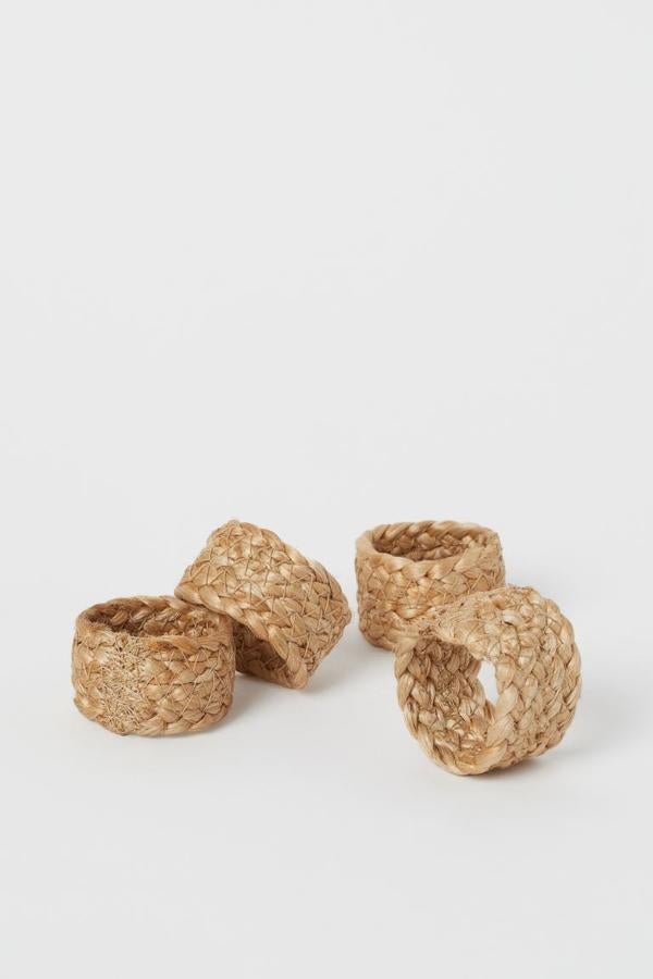 En el estilo marinero, además de las piezas relacionadas con el mar (peces, conchas, barcos...) también hay mucha presencia de fibra natural. Añade ese toque natural en las mesas de verano con un pack de 4 servilleteros de yute (4,99 euros), como estos de H&M Home.