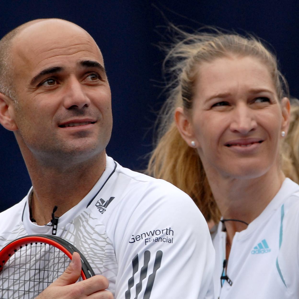 Steffi Graf y André Agassi en un torneo benéfico en 2006. Pincha en la foto para ver nuestros favoritos de Decathlon para looks de calle súper estilosos (de los pantalones pitillo de equitación a la falda de tenista que triunfará este verano)