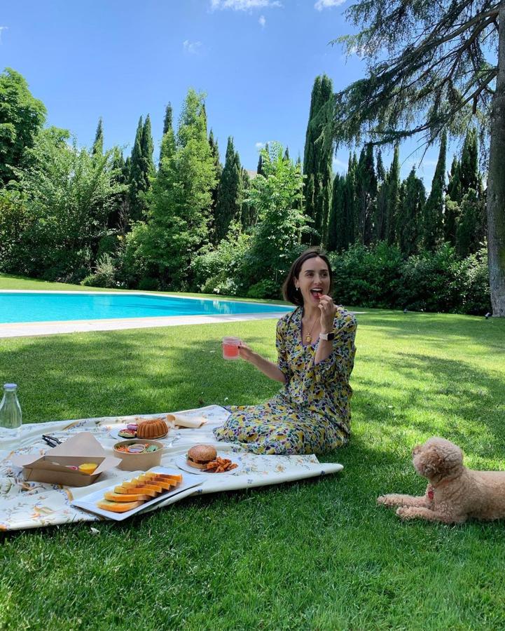 'Villa Meona', así se llama la casa de Isabel Preysler por los numerosos baños que tiene. Sin embargo, los baños no son los únicos que tiene una gran presencia en la casa, también el jardín y la piscina como se ve en la foto.
