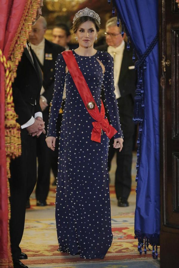 Este impresionante vestido de pasarela de Ana Locking , en terciopelo azul noche y lleno de perlas bordadas, dejó a todos sin palabras cuando la Reina Letizia lo lució para una cena en honor al Presidente de Portugal en el Palacio Real de Madrid en abril de 2018.