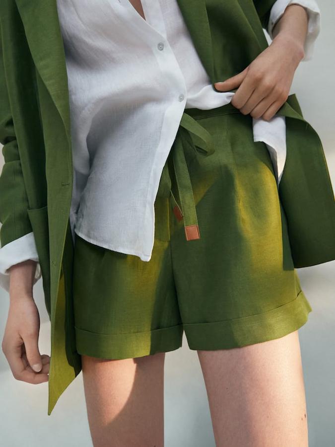 Bermudas de lino de color verde de Massimo Dutti (59,99 euros)