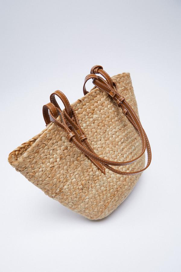 Bolso de rafia estilo capazo de Zara (17,99 euros)