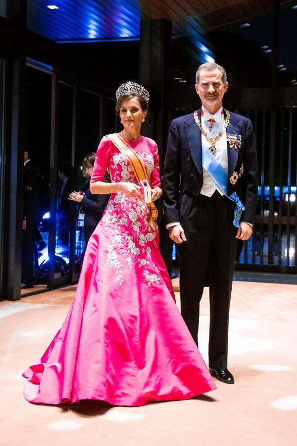 La coronación de Naruhito de Japón en 2019 mostró al mundo algunos de los mejores looks de la Reina Letizia. Aunque  su impresionante vestido de Matilde Cano  en el acto de la entronización fue maravilloso, nos quedamos sin duda con  este imponente diseño hecho a medida de Carolina Herrera que lució con la tiara Flor de Lis  durante la cena de gala.