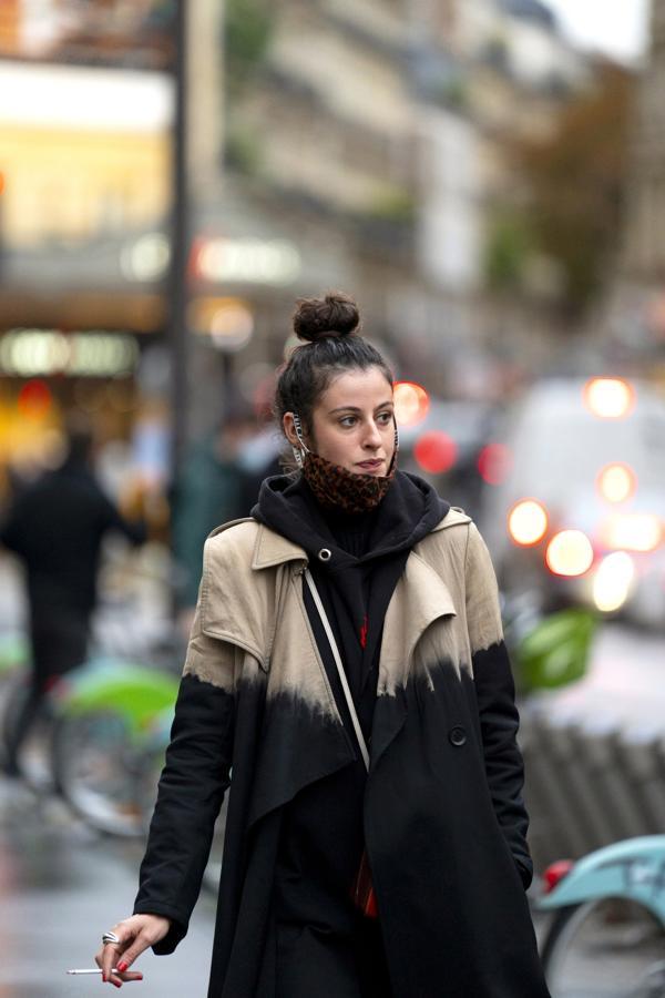 Este peinado queda espectacular si tienes mucha mata de pelo, pero sino siempre puedes recurrir a los rellenos (los típicos donuts que rodeas con tu propio pelo para que no se vean y dan un aspecto de moño tupido). Sólo tienes que recoger todo tu pelo en una coleta muy alta y enrollarlo sobre sí mismo. Puedes escoger la opción pulida, con el pelo muy tirante, o dejando caer algunos mechones alrededor de tu rostro para dar un aspecto más informal a tu peinado.