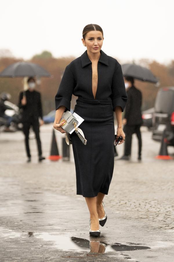 Este es uno de los peinados favoritos de Alba Díaz. Puedes combinarlo con un moño o con una coleta baja pero prestando especial atención a la parte superior de tu cabello, que debe quedar muy pulida y tirante para favorecer el efecto lifting estilizando tu rostro. Alba Díaz nos dio su pequeño truco para hacerlo y no es otro que peinarse una coleta tirante con el pelo húmedo y mascarilla. Así, además de conseguir ese efecto wet tan favorecedor, nutres tu cabello.