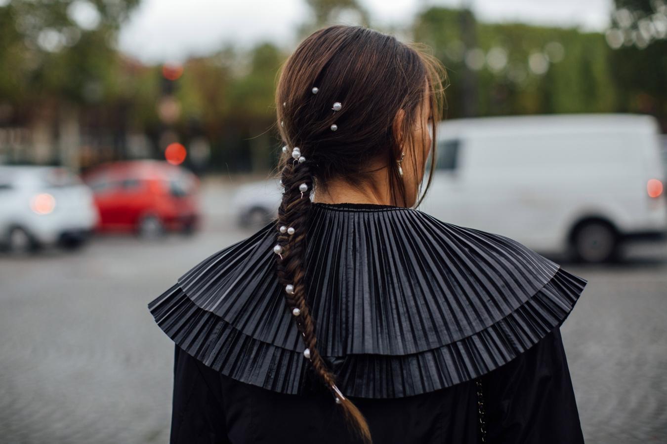 Para las que no tienen demasiada soltura en eso de las coletas tirantes, siempre puedes optar por una trenza baja, a la altura de la nuca, y adornarla con horquillas o, como en el caso de la foto, con pequeñas perlas.