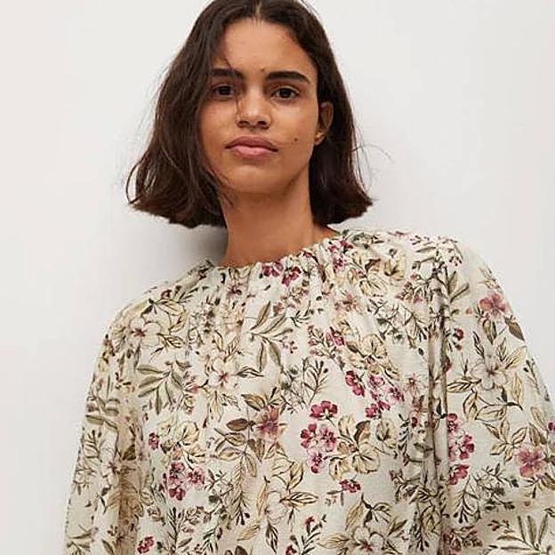 La blusa de Mango tiene un elegante estampado floral