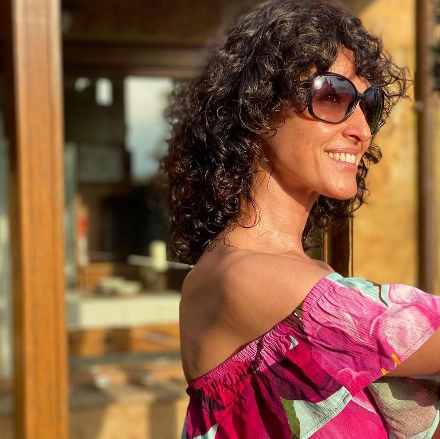 Si tu pelo es muy rizado, déjale un poco de libertad. Tanto si lo tienes corto como si lo tienes largo, acude a tu peluquero de confianza para que te haga un corte con muchas capas y distintas longitudes, lo que marcará más tu rizo y te hará olvidarte del secador este verano.