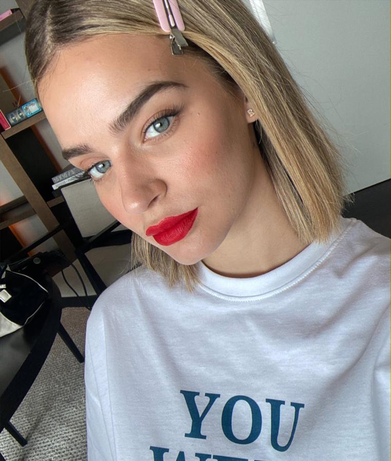 Vale, lo admitimos, este peinado tiene trampa, ya que para que te quede ideal aún olvidándote del secador, tienes que haber acudido a un salón de belleza previamente para someterte a un alisado capilar. Pero si eres de las que adoran el pelo liso te compensará, ya que tu melena se mantendrá brillante y con cero encrespamiento aunque acabes de salir de la playa y no te de tiempo a pasar por casa.