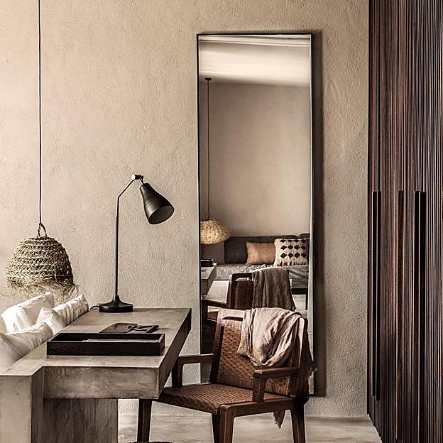 Escritorio del dormitorio del hotel OKU Ibiza.