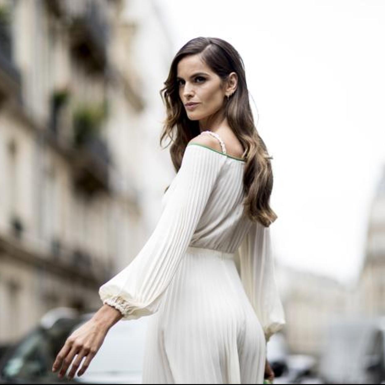 Pincha en la imagen para descubrir los vestidos largos y midi más vendidos de Uterqüe que rejuvenecen a los 40