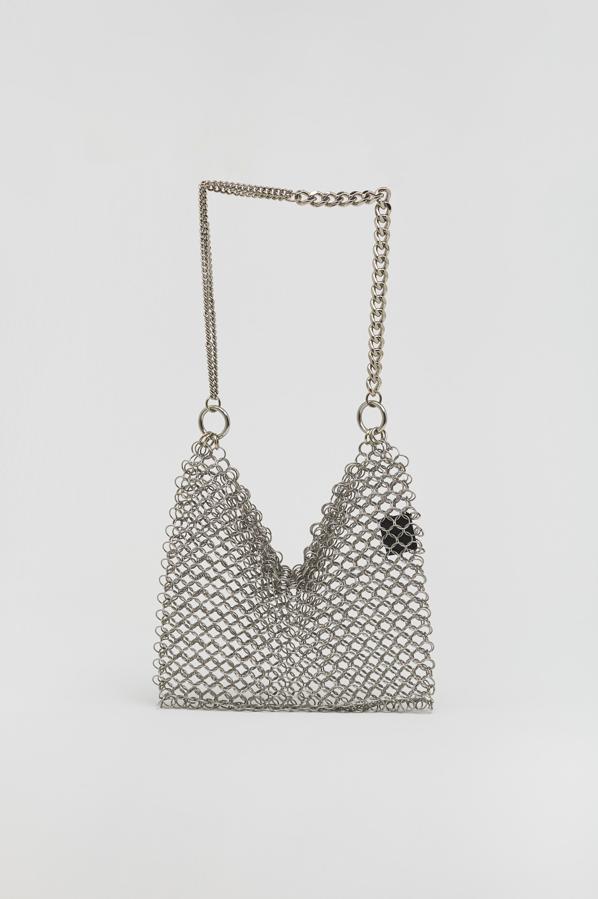 De venta exclusiva en la web de la firma, este bolso de cota de malla con asa de hombro de cadena plateada de diferentes grosores costaba 49,99 euros y ahora podemos comprarlo por 39,99 euros.