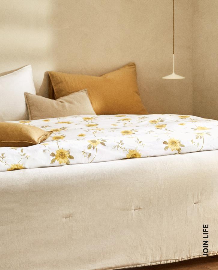 ¿Puede ser más bonito este juego de cama de lino con estampado de girasoles? Pondrá un punto súper fresco y alegre en tu dormitorio, y cuesta 59.99 euros en Zara Home.