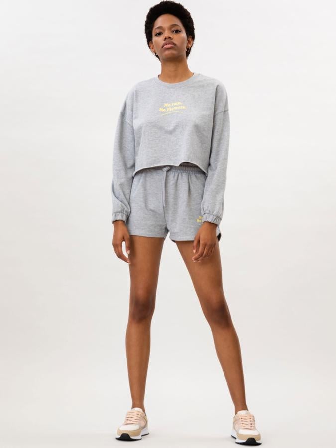 En color gris, este conjunto de chándal está formado por sudadera (6,99 euros) crop de manga larga con cuello redondo y pantalón (6,99 euros) de felpa con cintura elástica a juego.