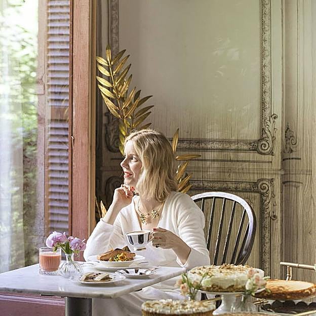 La chef, Cristina Oria en uno de sus restaurantes de Madrid con taza de su colección en blanco y negro.