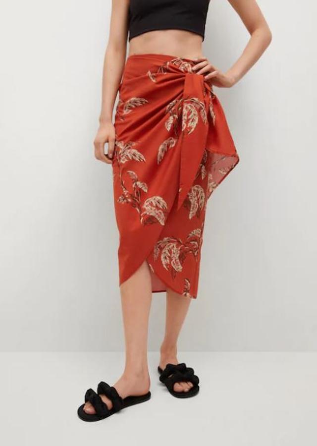 Falda midi roja estampada, de Mango (29,99 euros).