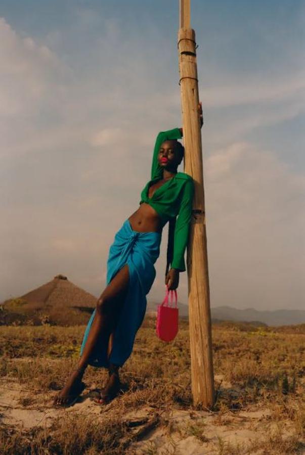 Falda midi con nudo en color azul, de Zara (29,95 euros).