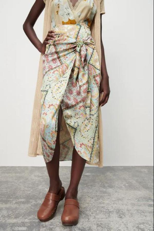 Falda midi tipo pañuelo, de Zara (29,95 euros).