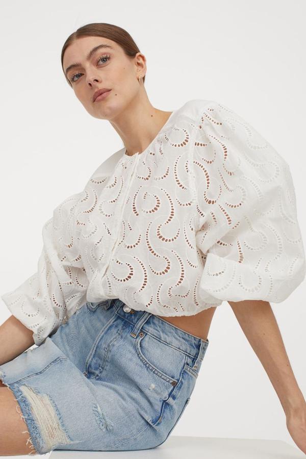 Confeccionada en denim lavado grueso con detalles maxidesgastados, esta falda corta de talle alto con cierre de cremallera con botón y bajo recortado sin rematar. De 24,99 euros ha pasado a 12,99 euros y está disponible entre las tallas 32 y 46. 