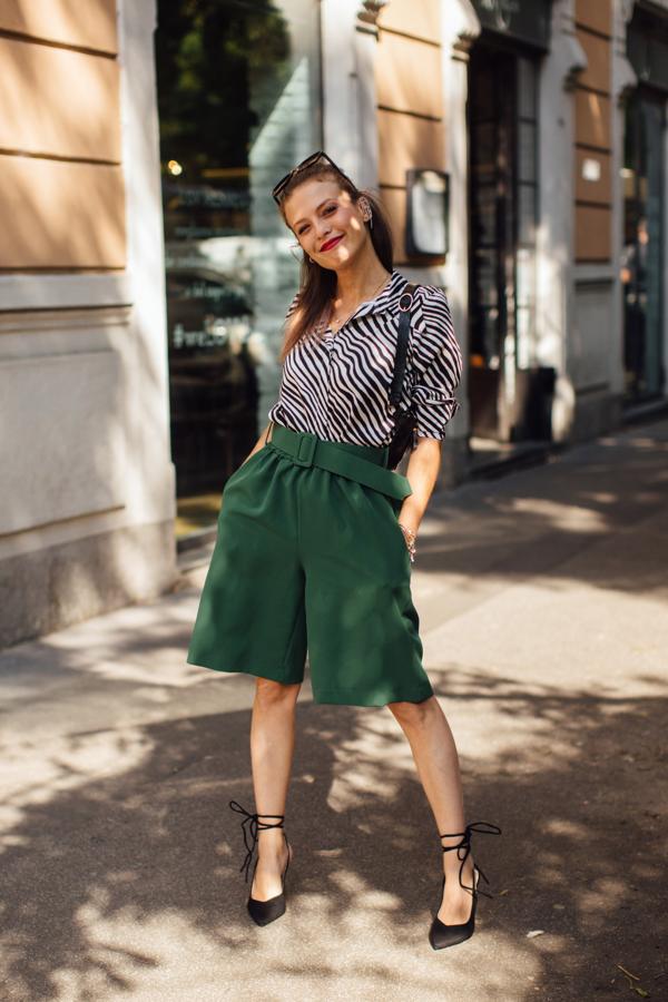 Este verano cambia tus pantalones de vestir por unas bermudas. Si no te atreves con los shorts, esta opción es perfecta como look de oficina con una camisa y zapato de tacón, pero también para el día a día con zapatillas.