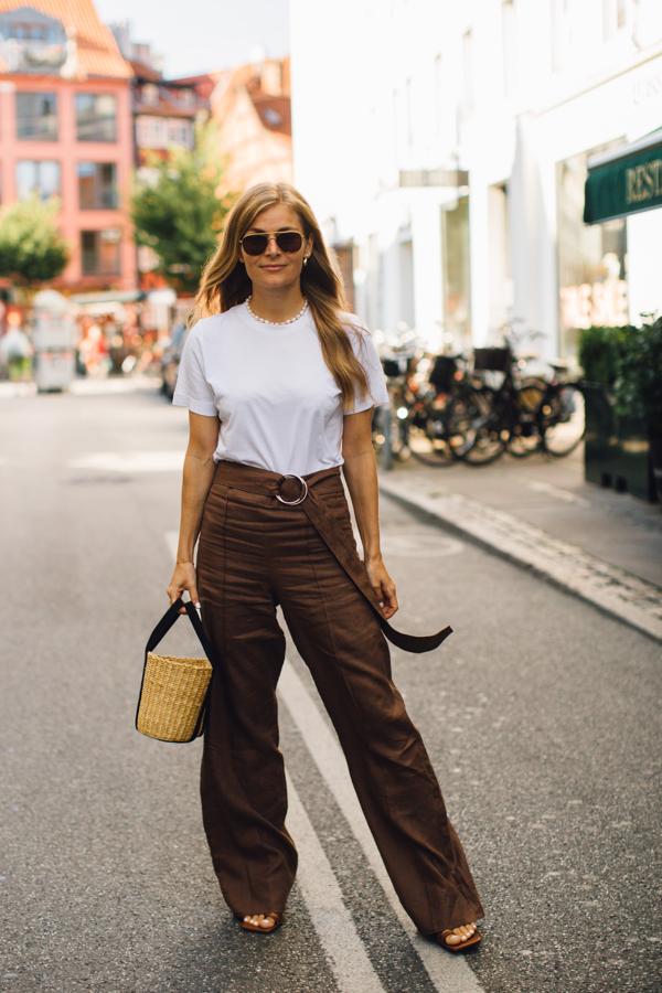 El pantalón de lino es una de las prendas de la temporada y en versión larga y de pernera ancha es la más favorecedora. Solo tendrás que añadir una camiseta básica y el calzado con el que te sientas más cómoda.