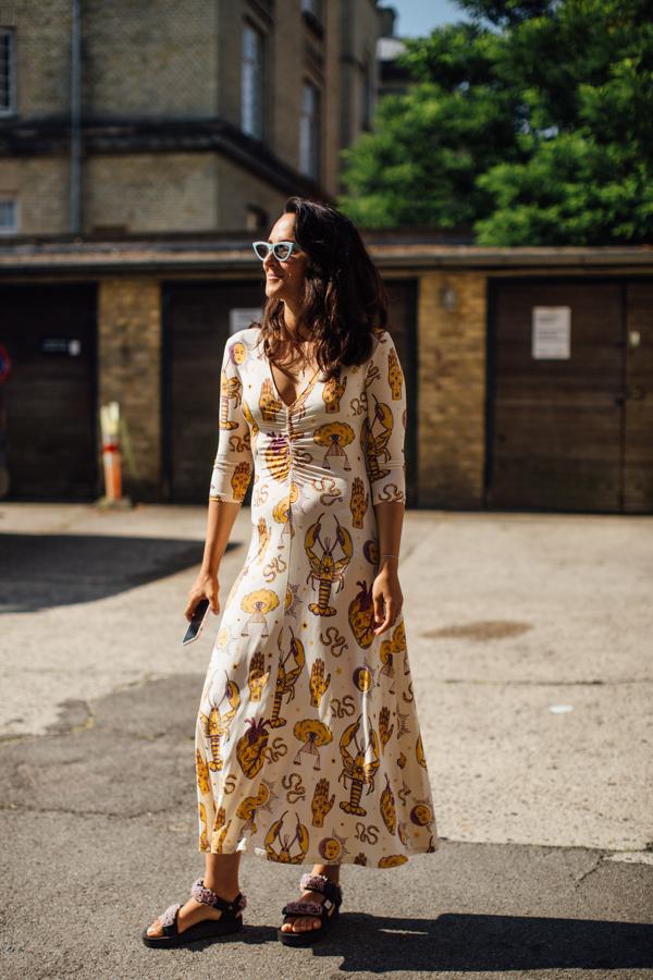 Ya te avisamos de que las sandalias técnicas o deportivas eran otro de los 'must have' del verano. Esta tendencia está teniendo tanto éxito que ya se ha incluido en los looks del día a día (no solo los de playa y piscina) y se combinan con vestids. ¿Te animas?