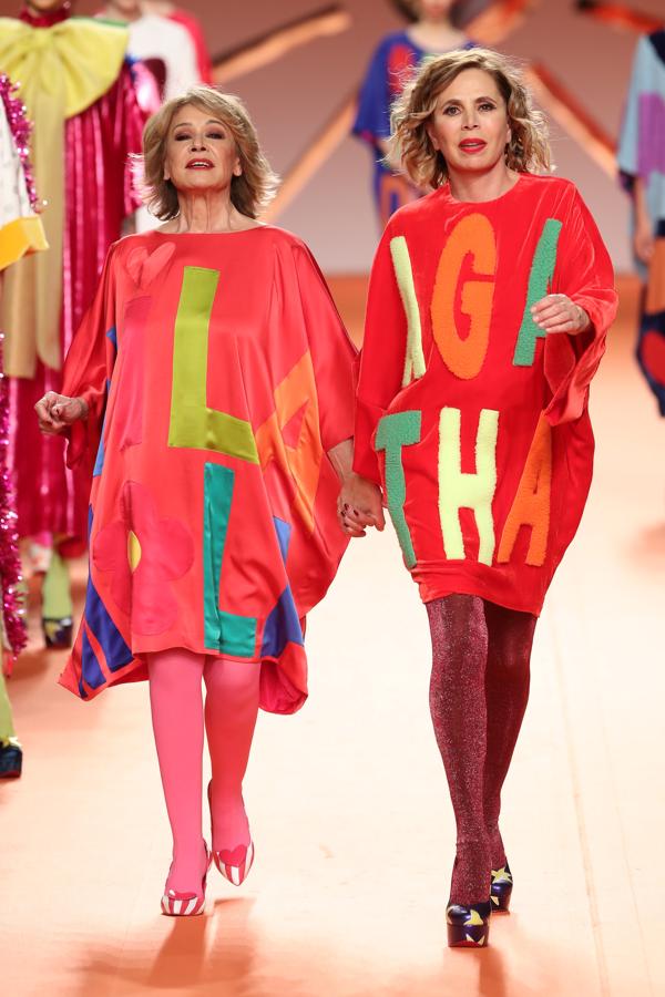 La periodista y la diseñadora se conocieron hace dos años en el plató de 'Sábado Deluxe' y desde ese día se volvieron super muy amigas. Desde entonces Mila hacía de musa en el programa llevando todos los vestidos de Agatha e incluso se subió a la pasarela para hacer de modelo de la diseñadora.