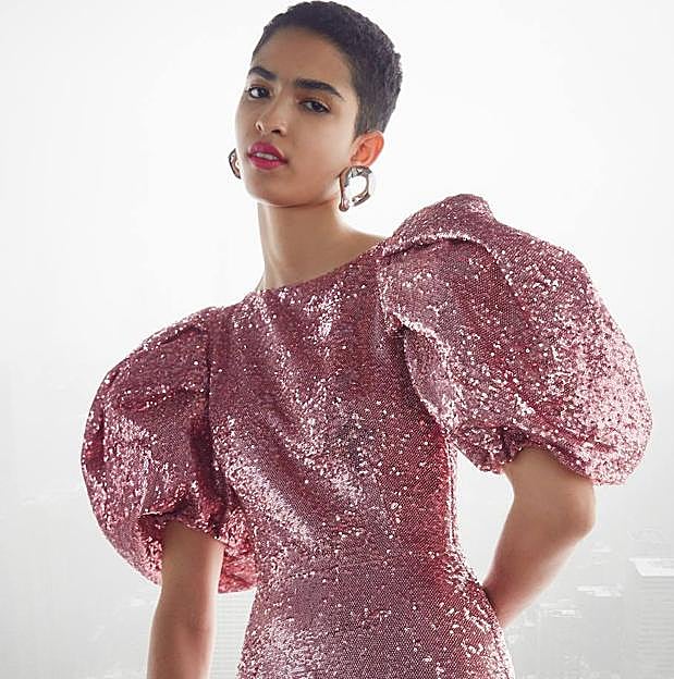 Imagen principal - De arriba a abajo, imágenes de Carolina Herrera, Simone Rocha y April & Alex