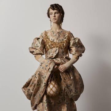 Imagen secundaria 1 - De arriba a abajo, imágenes de Carolina Herrera, Simone Rocha y April & Alex