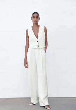 Imagen secundaria 2 - Tres modelos de pantalones de lino que puedes encontrar en Zara. en camel, estampado o blancos.