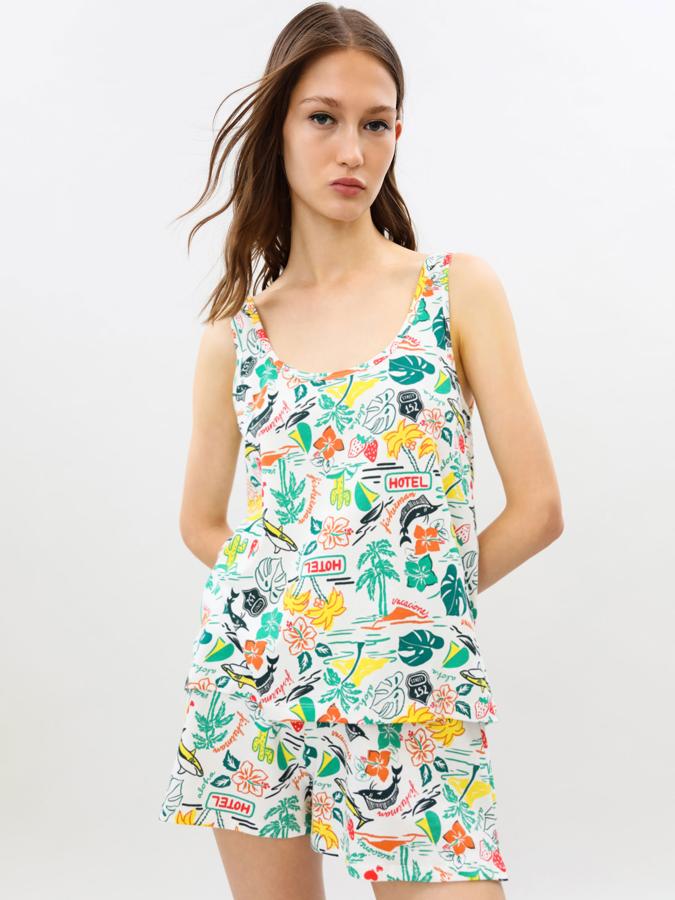 Con un veraniego estampado de colores, este pijama está formado por camiseta de tirantes y cuello redondo y pantalón corto con cintura elástica. Tiene un precio de 6,99 euros.