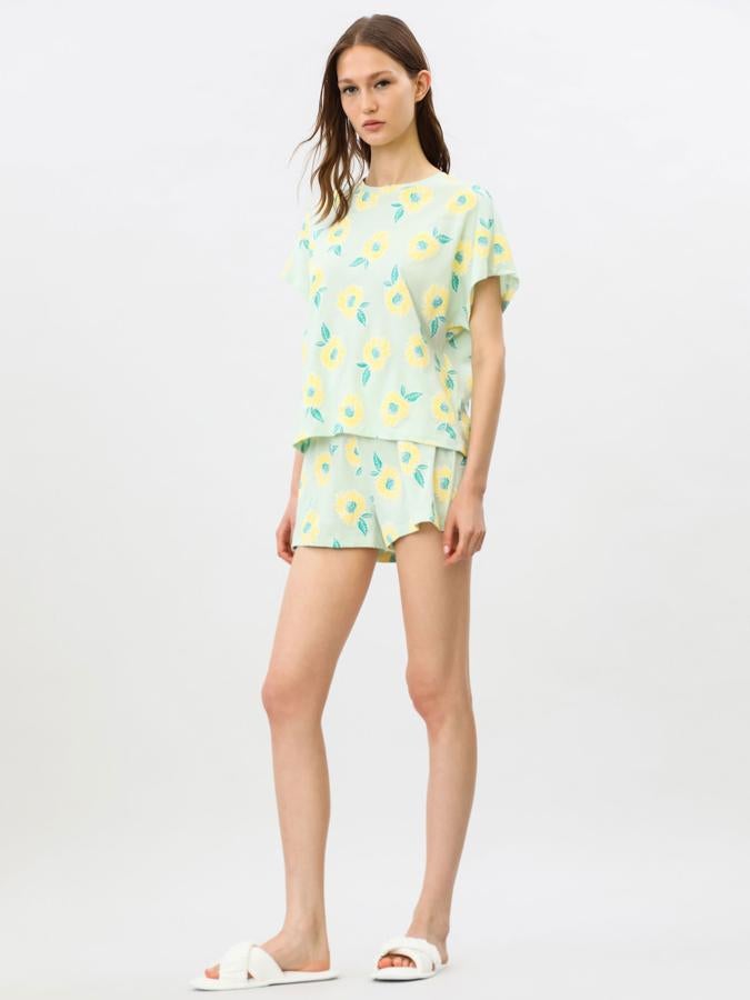 En verde pastel con flores amarillas, este pijama de manga corta con cuello redondo y pantalón corto tiene un precio de 7,99 euros.